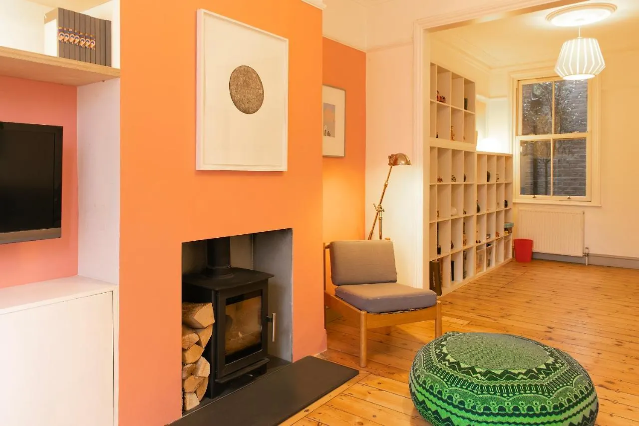 Stunning 3-Bedroom Townhouse In Superb Location Londen